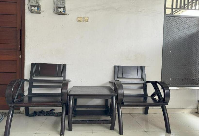 فندق Oyo 94161 Kost Aisyah