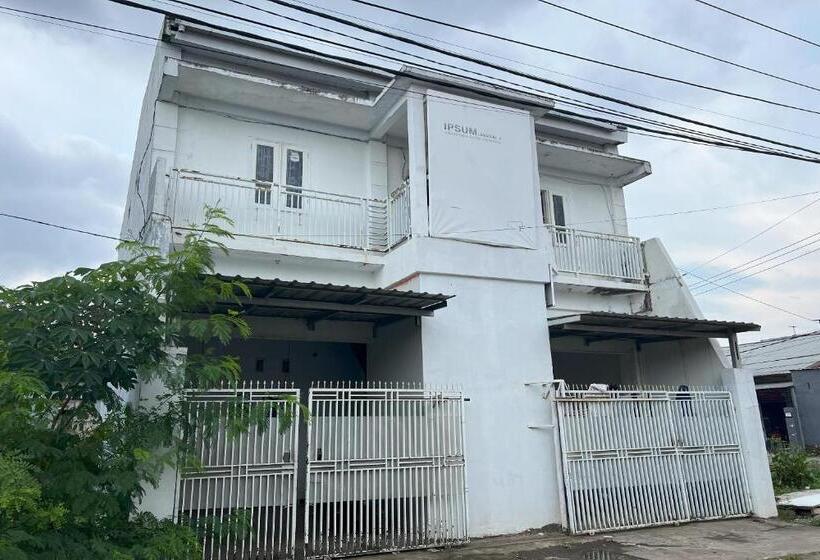 فندق Oyo 94161 Kost Aisyah