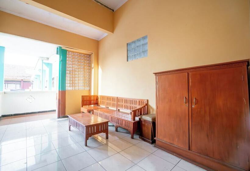 בית מלון כפרי Oyo 94172 Mata Air Guest House Madiun