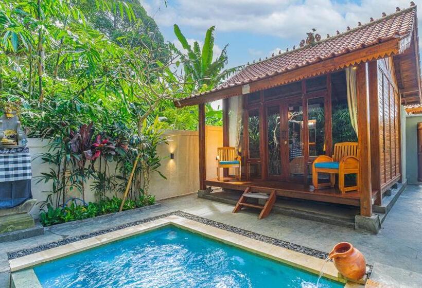 펜션 Ngesil Private Joglo & Pool