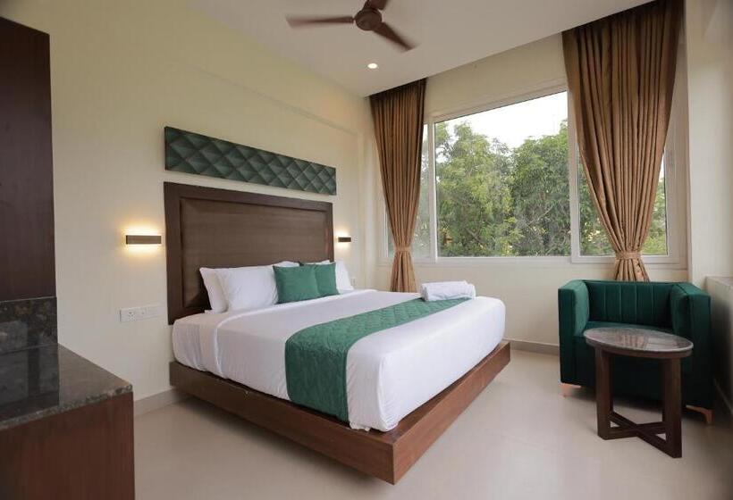 فندق Aavudai Grand