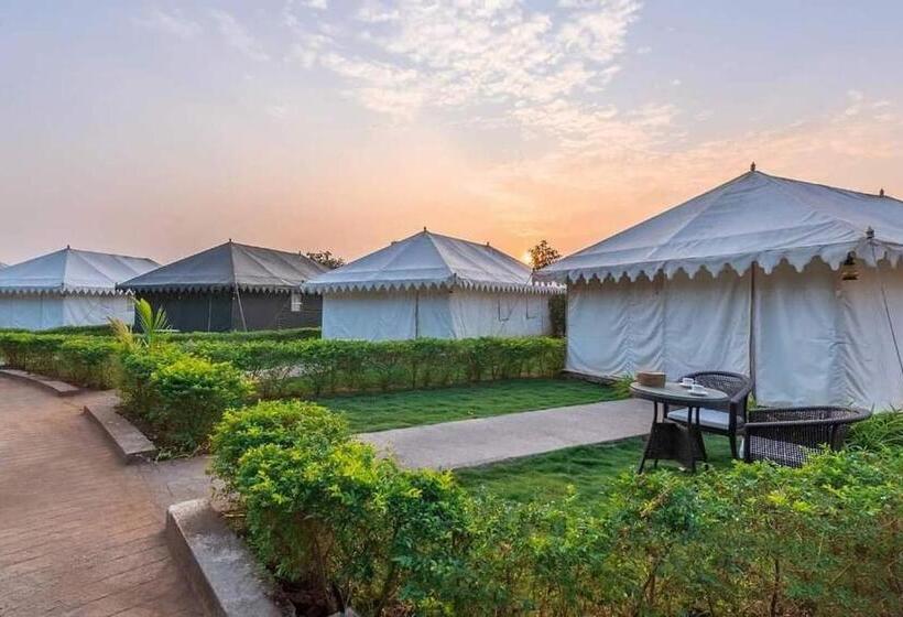 בית מלון כפרי Nehamrit Farms  Nr Malshej Ghat With Pool