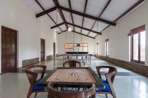 בית מלון כפרי Nehamrit Farms  Nr Malshej Ghat With Pool