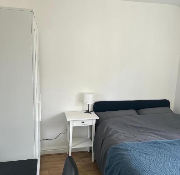 Пансион Rooms In London Next To Tube And Wimbledon