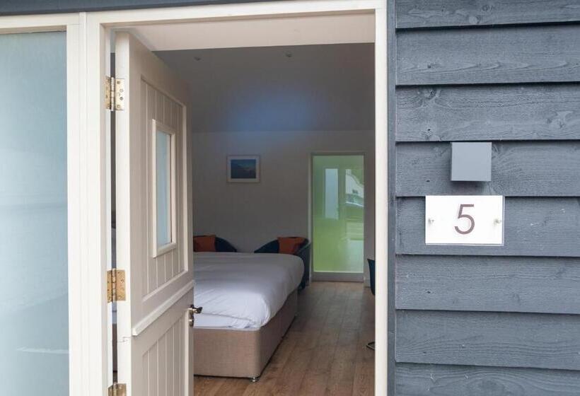 Общежитие King Deluxe Ensuite With Shower Bath And Courtyard View Fawcett