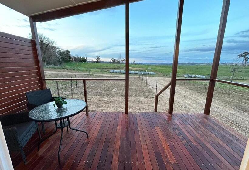 Отель Red Hill Cabin #1 Walcha