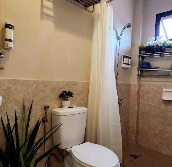 Общежитие Don Seroy Backpackers Inn