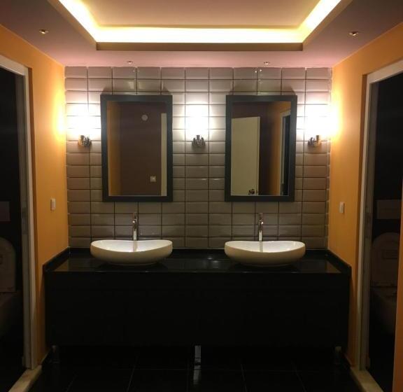 Sakura Hostel & Pub