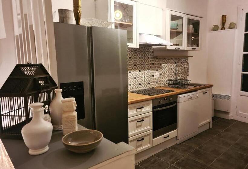 ベッドアンドブレックファースト Gîte En Face Du Château De Nizas, Renovation Totale Et Changement De Proprietaire, 4 Chambres D Hôte