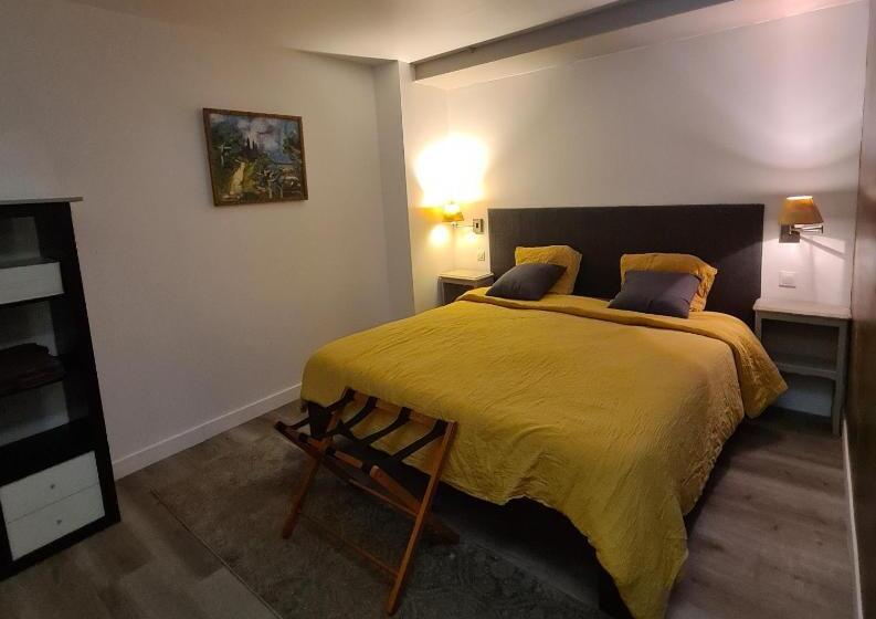ベッドアンドブレックファースト Gîte En Face Du Château De Nizas, Renovation Totale Et Changement De Proprietaire, 4 Chambres D Hôte