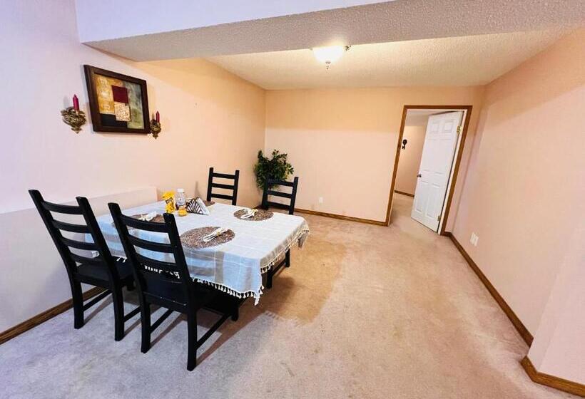 פנסיון A Classic Homely Basement Suite!