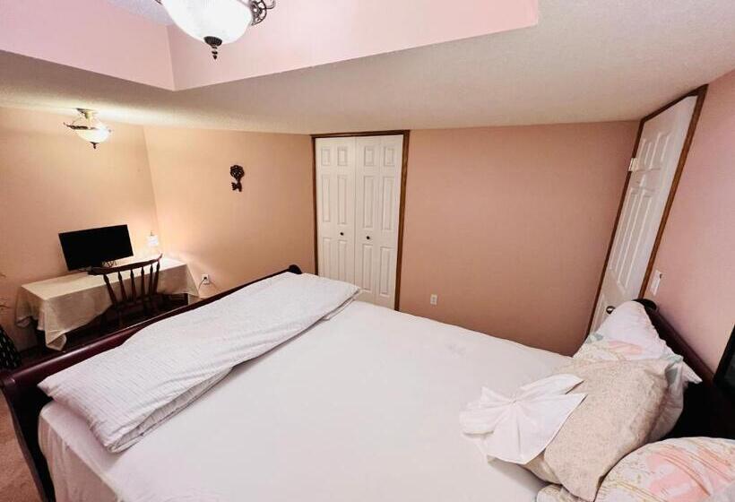 פנסיון A Classic Homely Basement Suite!