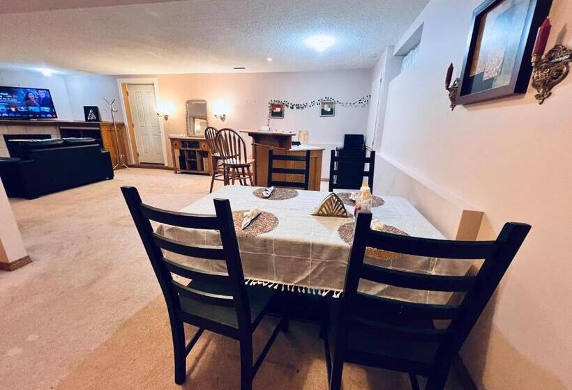 פנסיון A Classic Homely Basement Suite!