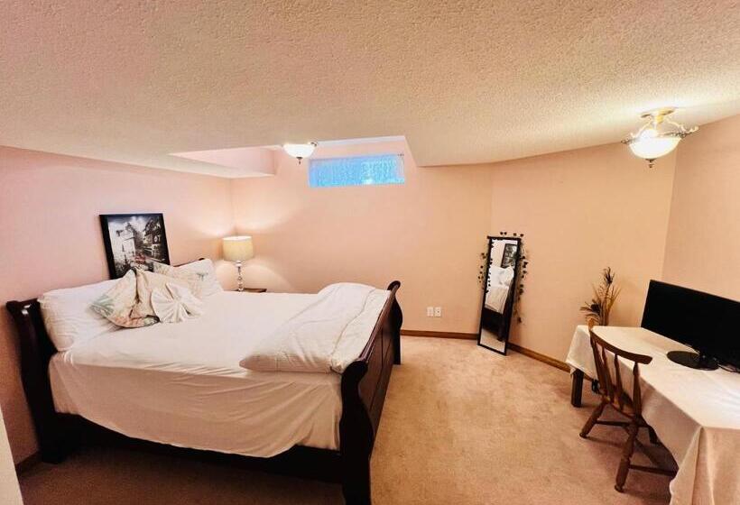 פנסיון A Classic Homely Basement Suite!