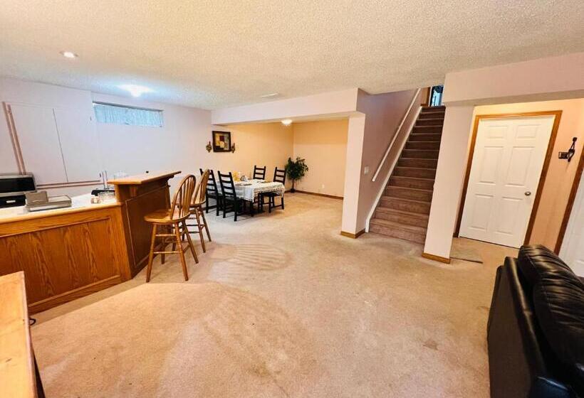 بنسيون A Classic Homely Basement Suite!