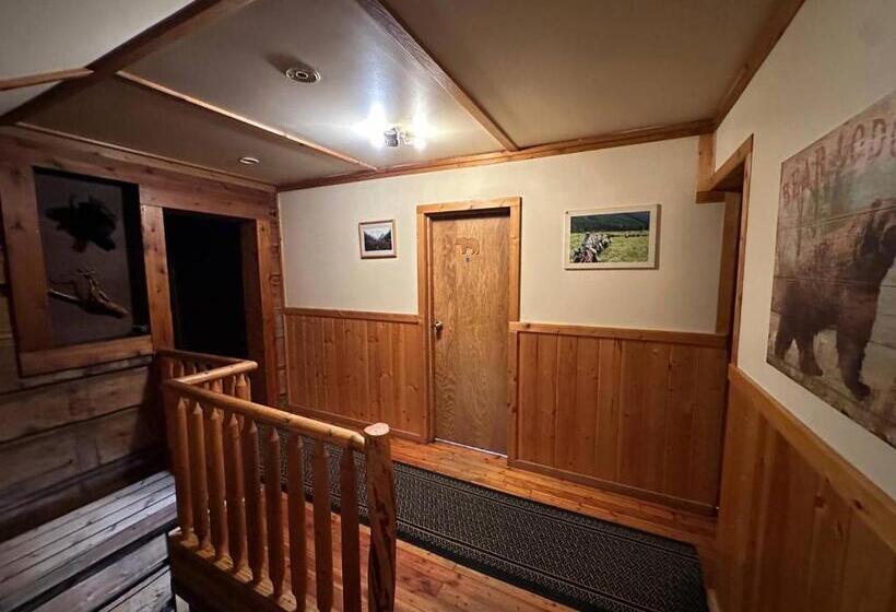 בית מלון כפרי Rustic Beaverfoot Lodge Room N5