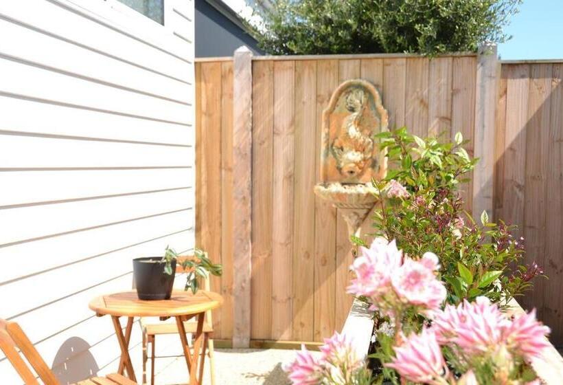 بنسيون Port Fairy Bnb   The Yellow Suite