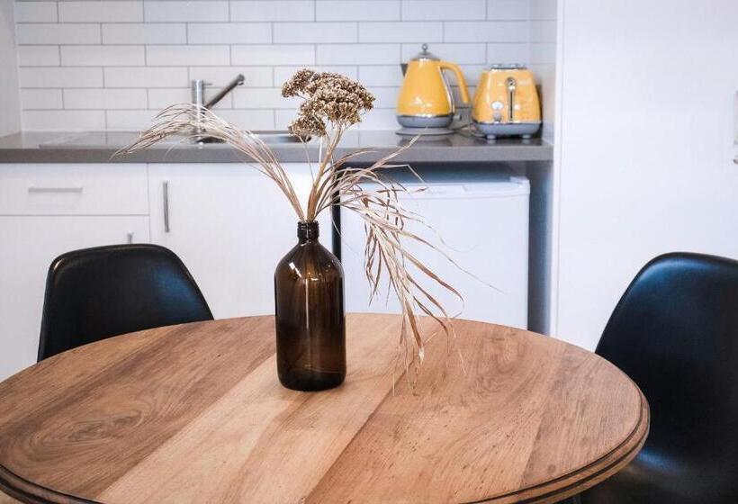بنسيون Port Fairy Bnb   The Yellow Suite