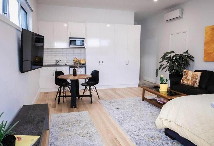بنسيون Port Fairy Bnb   The Yellow Suite