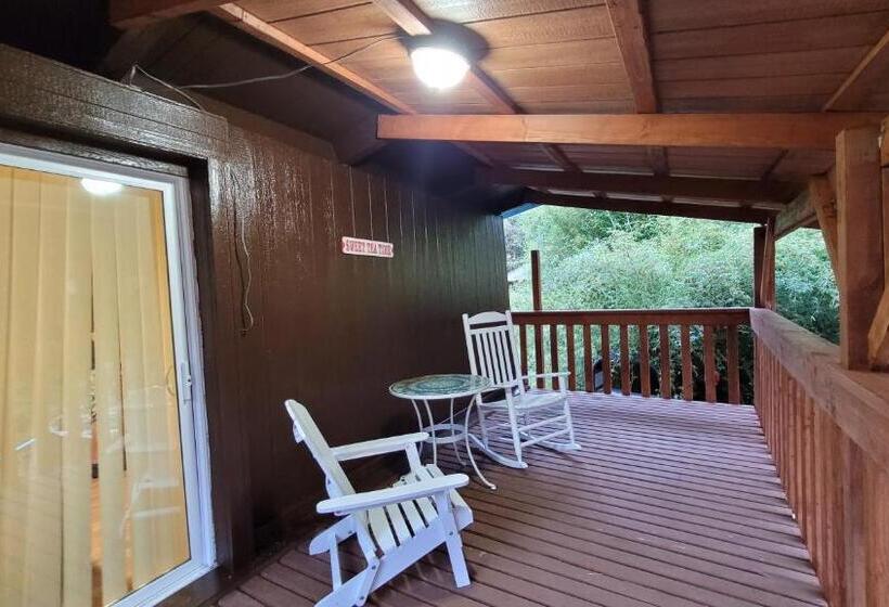 بنسيون Aloha Lodge  Private Eco Log Cabin Near Volcano National Park