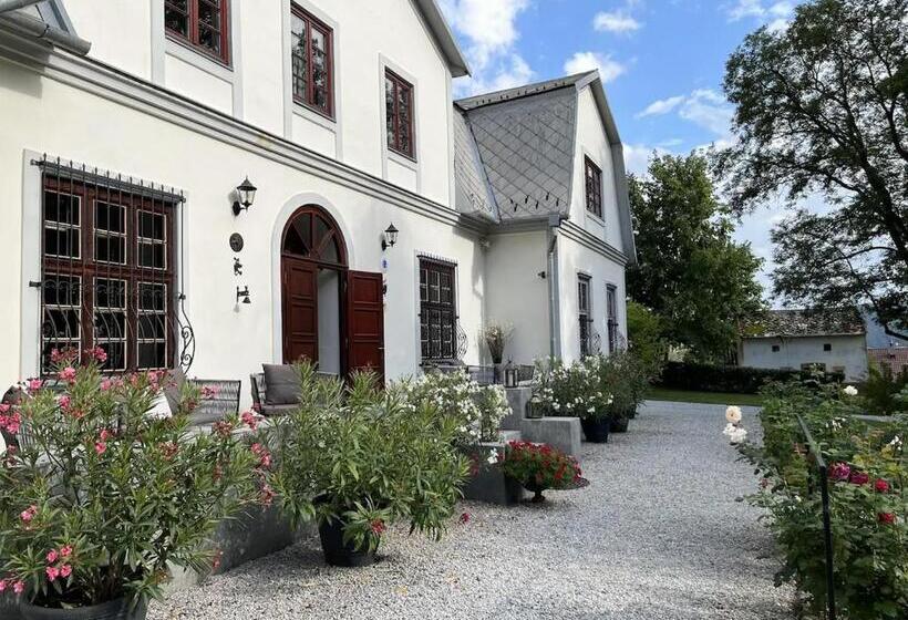 リゾートホテル Péchy Castle