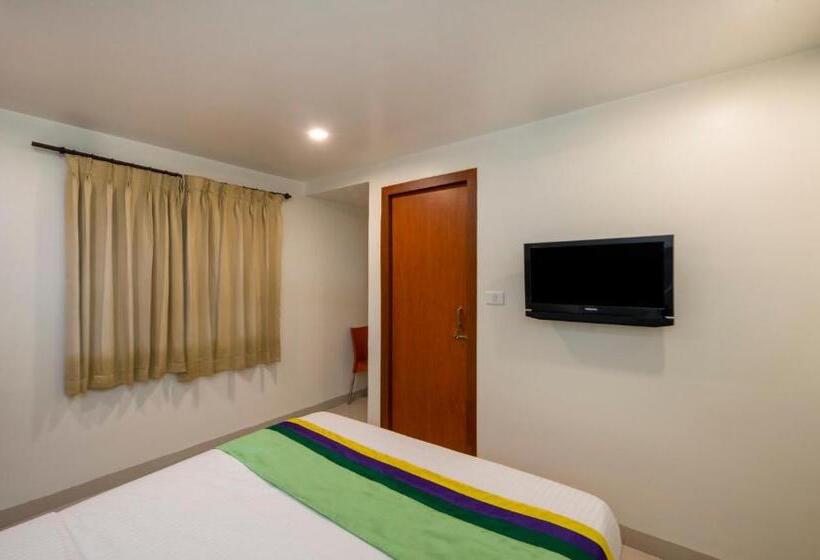 בית מלון כפרי Treebo Sam Residency