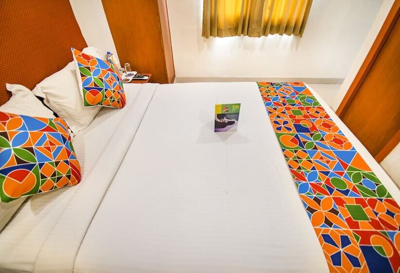 בית מלון כפרי Treebo Sam Residency