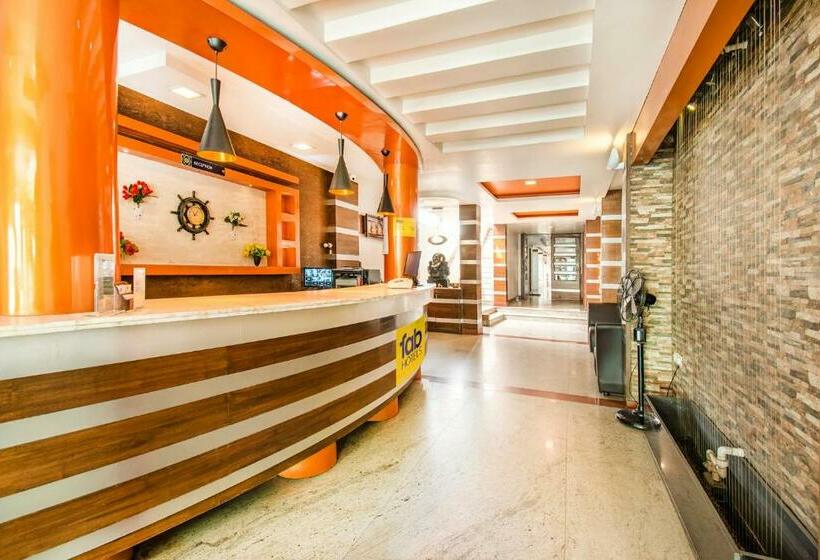 בית מלון כפרי Treebo Sam Residency