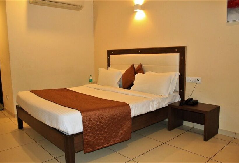 Отель White Feather Toran Resort