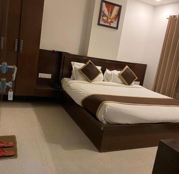 Golden Sandstone Hotel Safaris