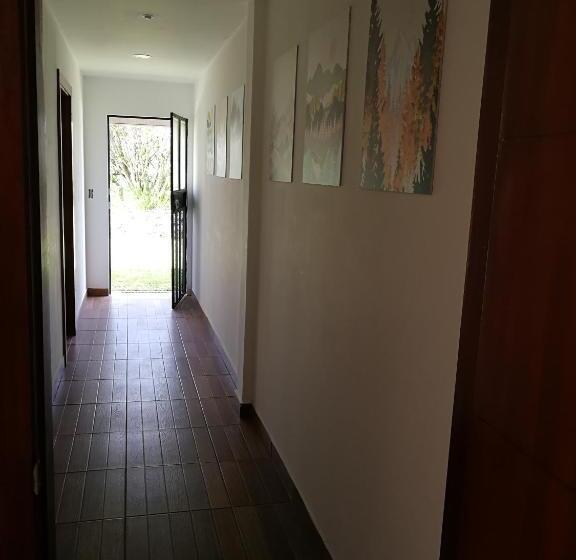 تختخواب و صبحانه Chapelet Hostal