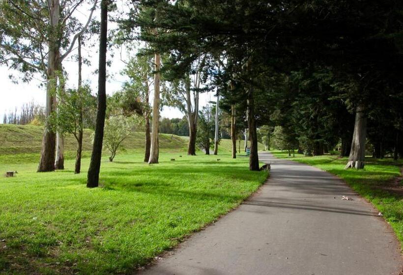 تختخواب و صبحانه Refreshstay