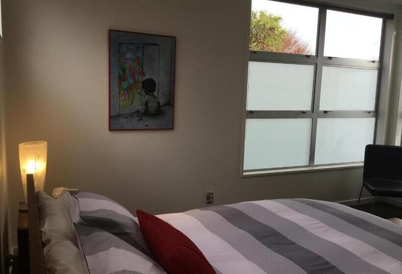 تختخواب و صبحانه Refreshstay