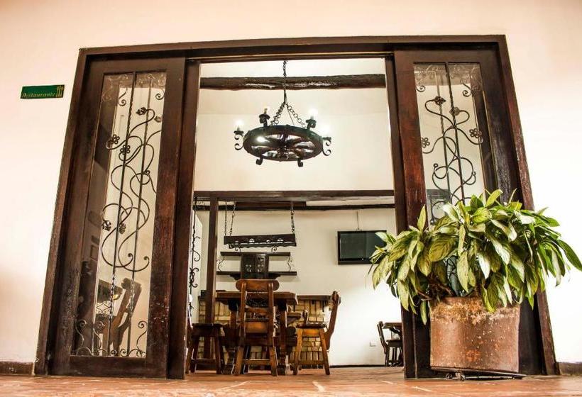 هتل Los Portales Inn