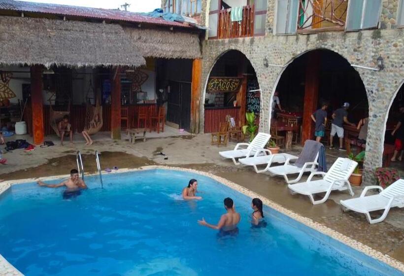 Lobo Hostel   Rurrenabaque