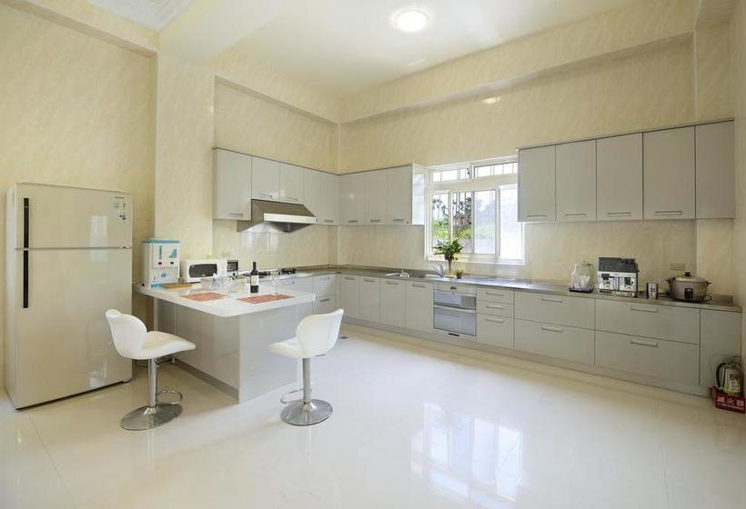 تختخواب و صبحانه Love Fun House