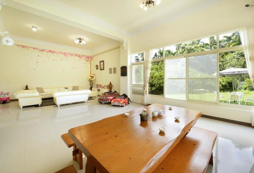 تختخواب و صبحانه Love Fun House