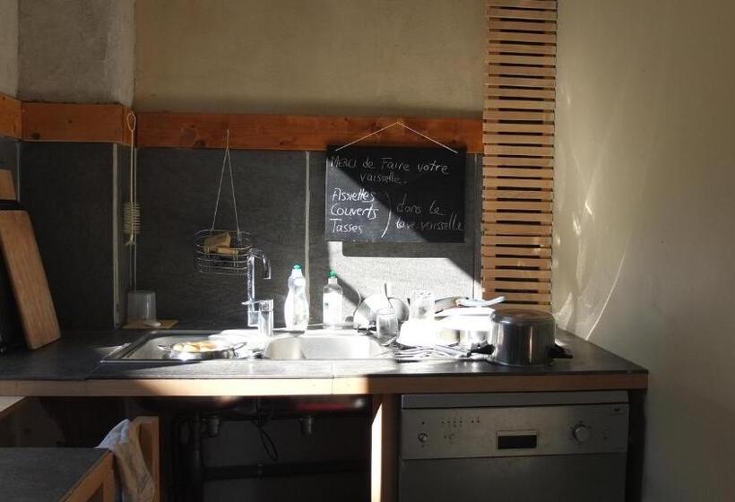 La Maison Rouge Backpacker Hostel
