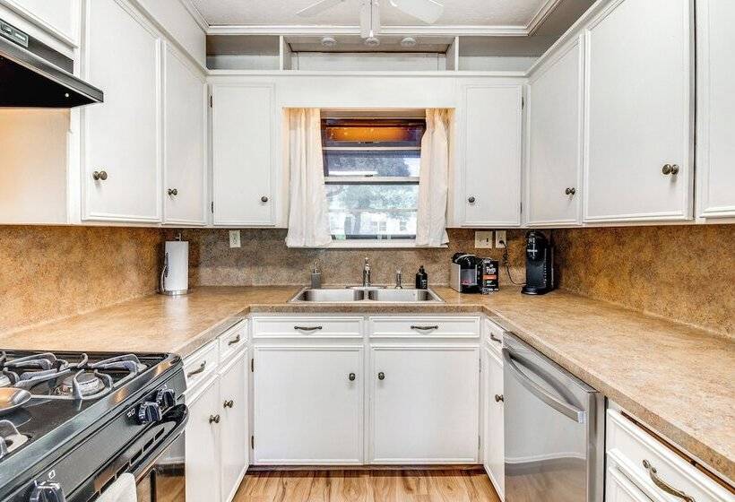 2 Mi To Kyle Field: Bryan Home W/ Fenced Yard