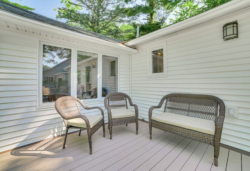 Cadillac Cottage W/ Grill: Walk To Lake Cadillac!