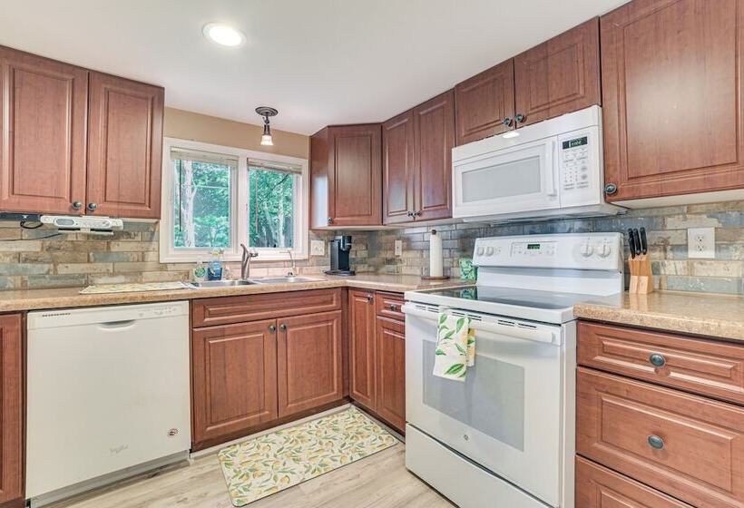 Cadillac Cottage W/ Grill: Walk To Lake Cadillac!