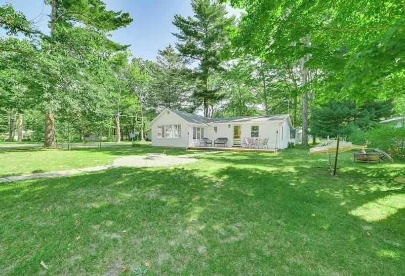 Cadillac Cottage W/ Grill: Walk To Lake Cadillac!