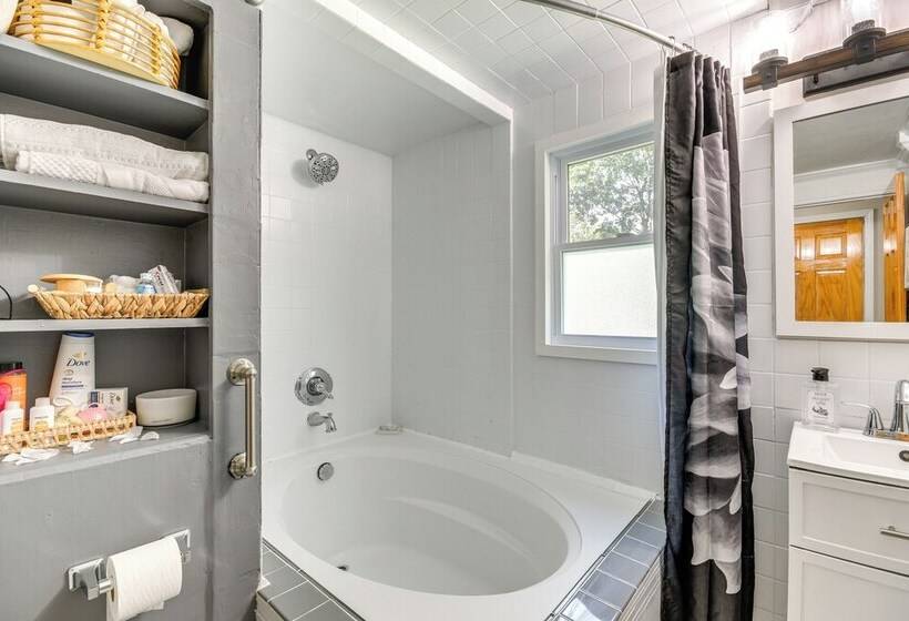 3 Mi To Dtwn Syracuse: Home W/ Fenced Yard!