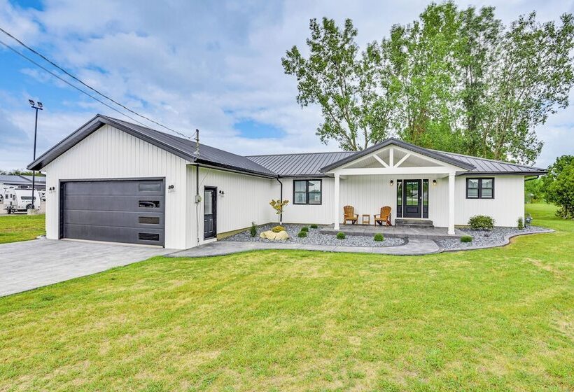 Charming Middlebury Retreat W/ Patio & Fire Pit