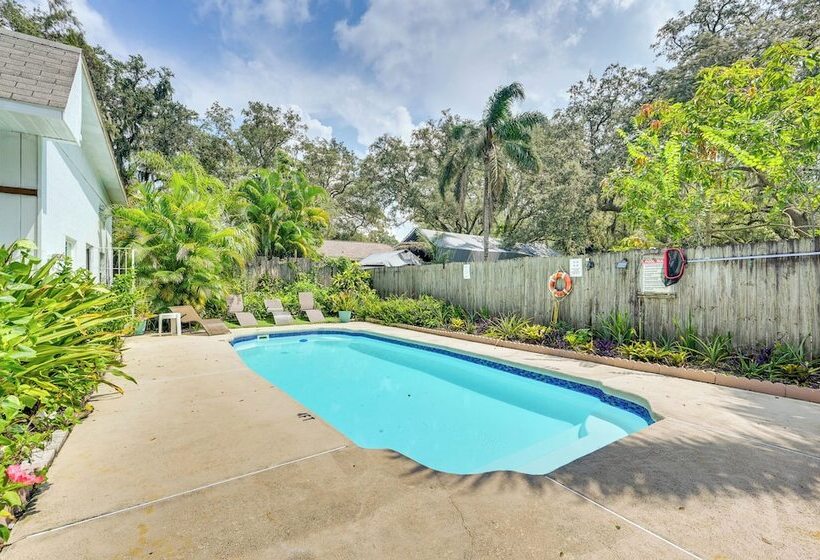 Cozy Tampa Retreat W/ Pool ~ 11 Mi To Downtown
