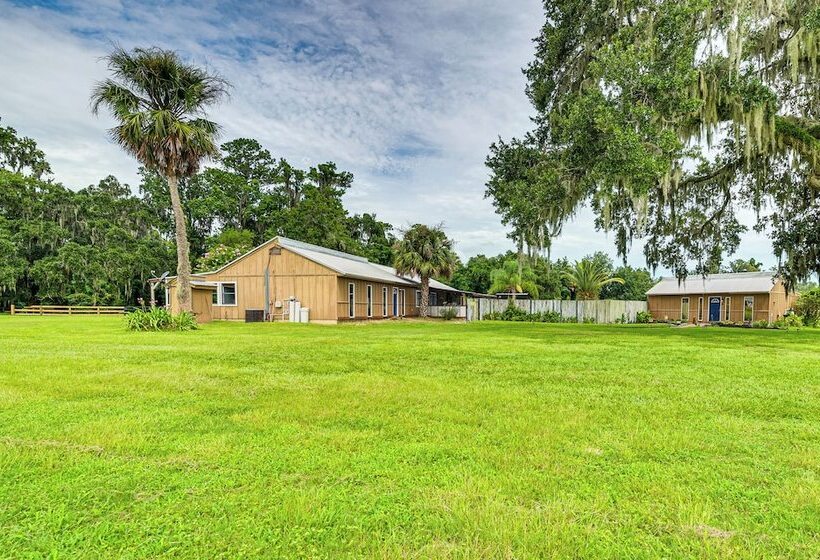 Spacious Micanopy Farmhouse W/ Luxurious Pool!