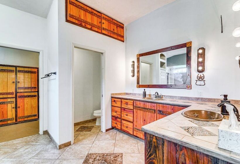 Spacious Micanopy Farmhouse W/ Luxurious Pool!