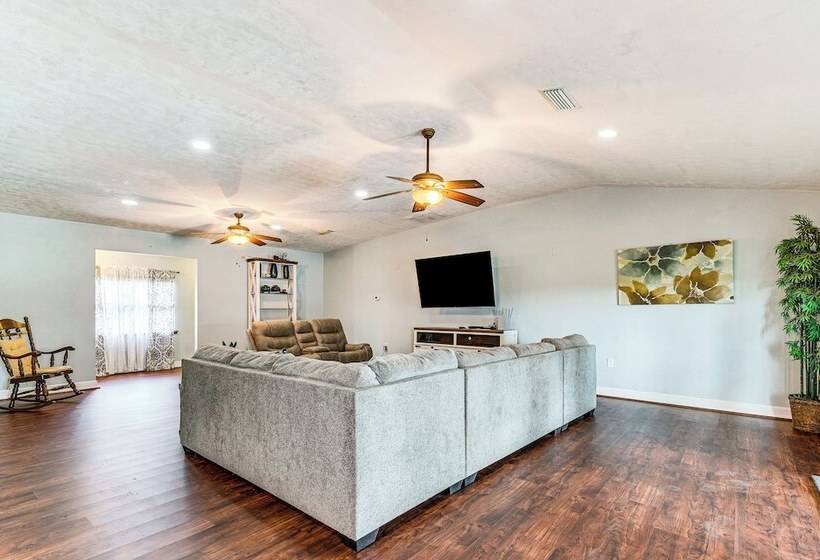 Spacious Micanopy Farmhouse W/ Luxurious Pool!