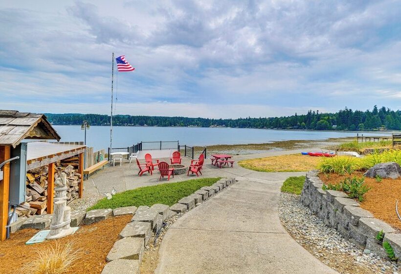 Waterfront Kingston Getaway: Beach Access On Site!