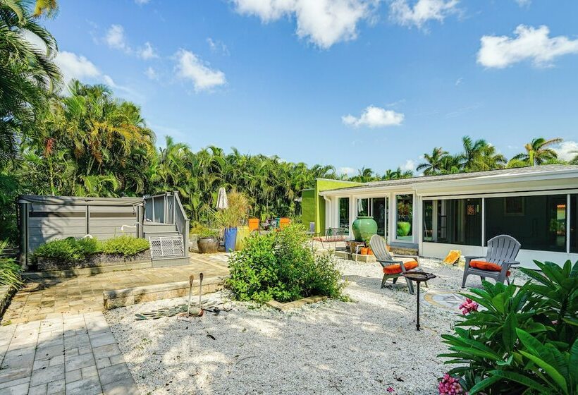 Walk To Beach: Cape Coral Home W/ Grill & Patio